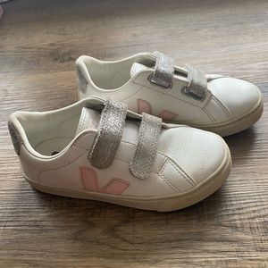 Girls veja sneakers